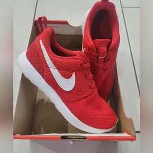 NWT Nike Roshe One Kids